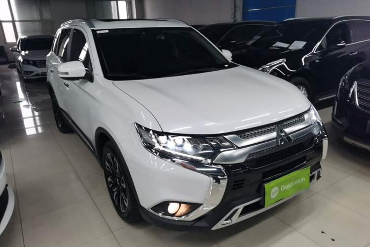 Used Mitsubishi Outlander 2019 2.4L 4x4 Zhi Xiang Edition 5 Seats China VI Standard Front Right 45 Deg