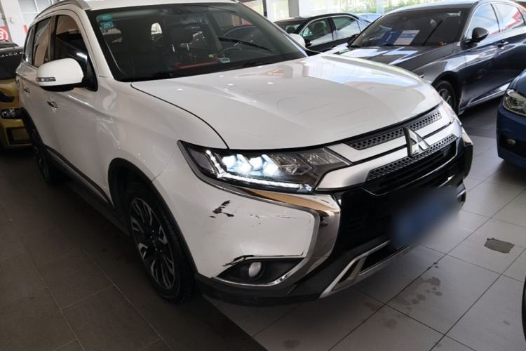Used Mitsubishi Outlander 2019 2.4L 4x4 Zhi Xiang Edition 5 Seats China V Emission Standard Front Right 45 Deg