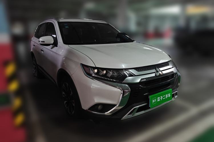 Used Mitsubishi Outlander 2019 2.4L 4x4 Zhi Xiang Edition 5 Seats China V Emission Standard Front Right 45 Deg