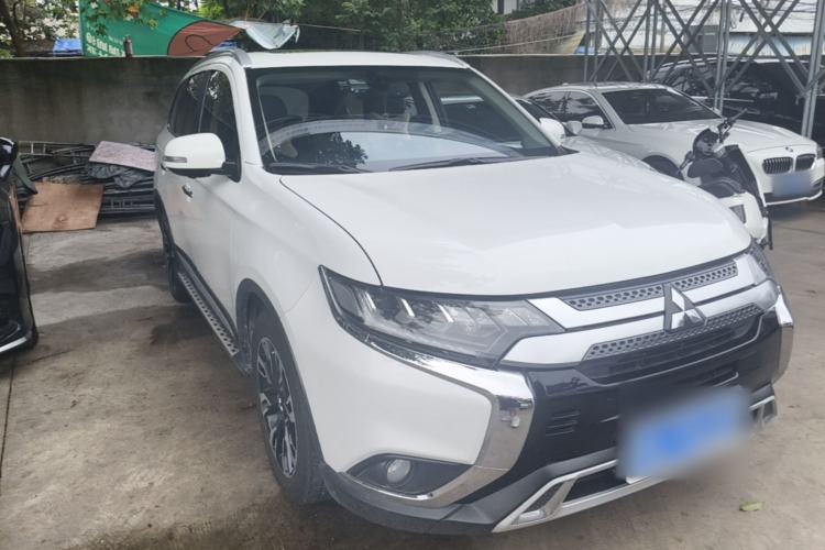 Used Mitsubishi Outlander 2019 2.4L 4x4 Zhi Xiang Edition 7 Seats China VI Standard Front Right 45 Deg