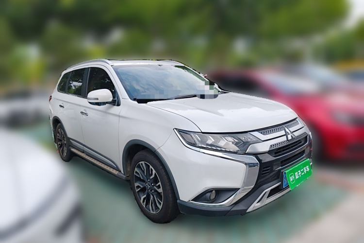 Used Mitsubishi Outlander 2019 2.4L 4x4 Zhi Xiang Edition 7 Seats China VI Standard Front Right 45 Deg