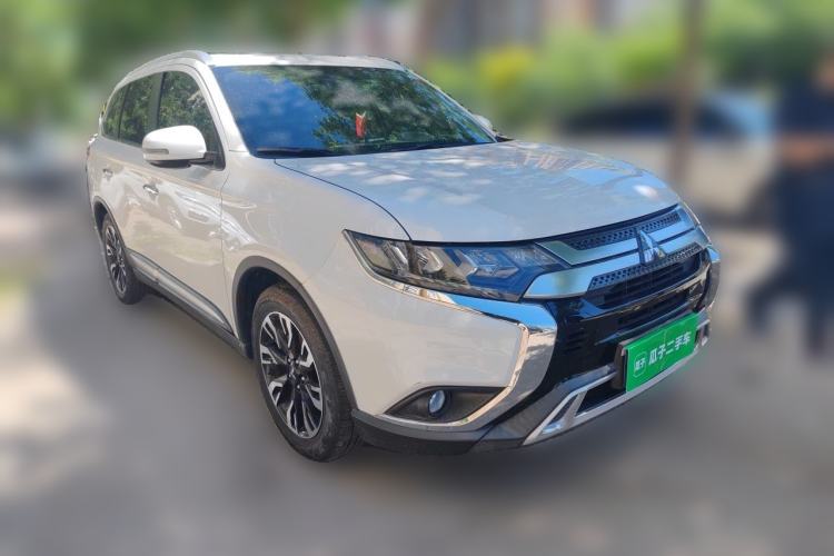 Used Mitsubishi Outlander 2019 2.4L 4x4 Zhi Xiang Edition 5 Seats China V Emission Standard Front Right 45 Deg