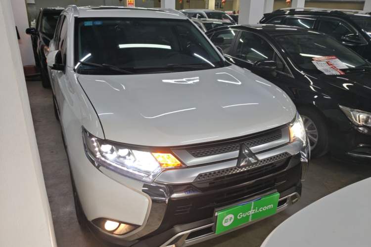 Used Mitsubishi Outlander 2019 2.4L 4x4 Zhi Xiang Edition 5 Seats China V Emission Standard Front Right 45 Deg