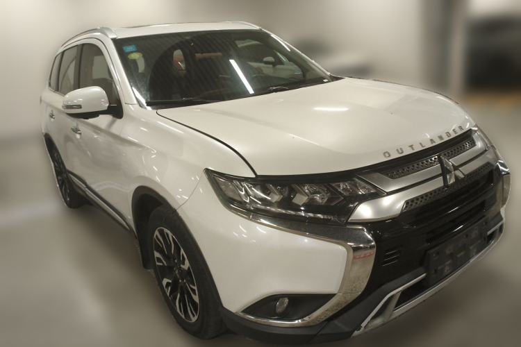 Used Mitsubishi Outlander 2019 2.4L 4x4 Zhi Xiang Edition 7 Seats China VI Standard Front Right 45 Deg