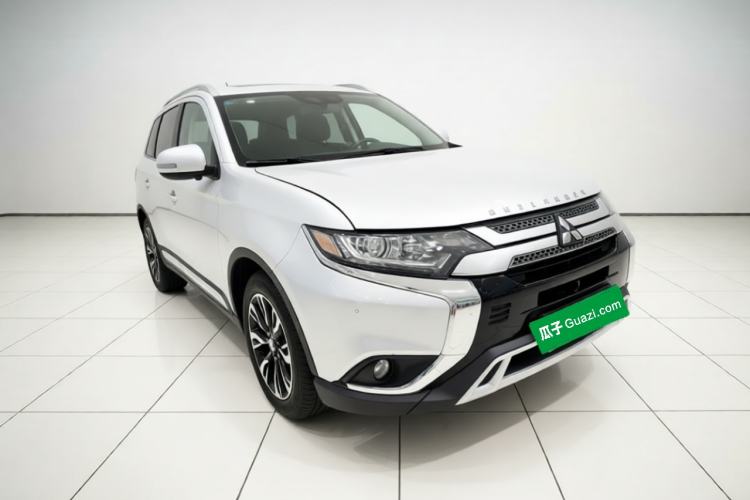 Used Mitsubishi Outlander 2019 2.0L Two-Wheel Drive Comfort Edition 5 Seats China VI Standard Front Right 45 Deg
