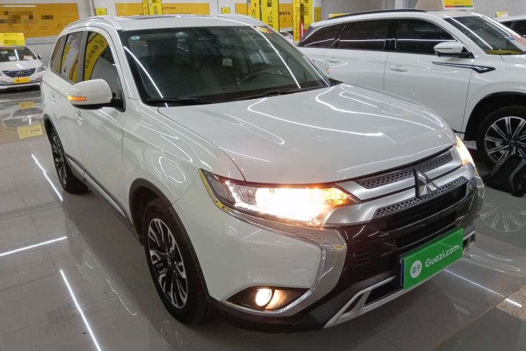 Used Mitsubishi Outlander 2019 2.0L Two-Wheel Drive Comfort Edition 5 Seats China VI Standard Front Right 45 Deg