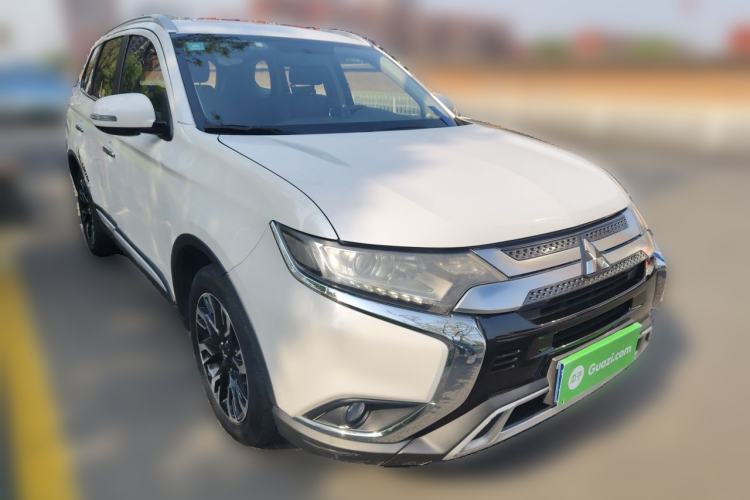 Used Mitsubishi Outlander 2019 2.0L Two-Wheel Drive Comfort Edition 5 Seats China VI Standard Front Right 45 Deg