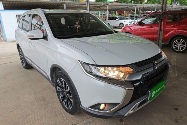 Used Mitsubishi Outlander 2019 2.0L Two-Wheel Drive Comfort Edition 5 Seats China V Standard Front Right 45 Deg