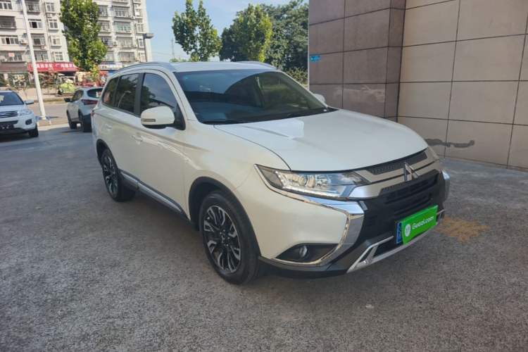 Used Mitsubishi Outlander 2019 2.0L Two-Wheel Drive Comfort Edition 5 Seats China VI Standard Front Right 45 Deg