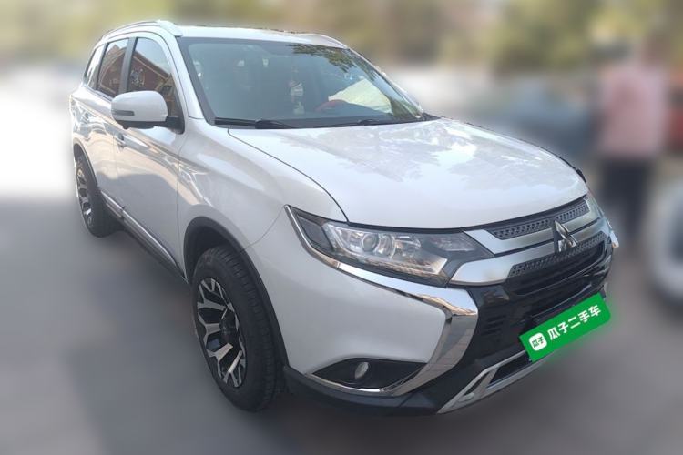 Used Mitsubishi Outlander 2019 2.0L Two-Wheel Drive Comfort Edition 7-Seater China VI Standard Front Right 45 Deg