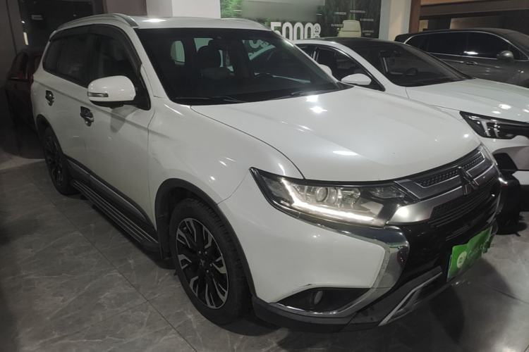 Used Mitsubishi Outlander 2019 2.0L Two-Wheel Drive Comfort Edition 7 Seats China V Emission Standard Front Right 45 Deg