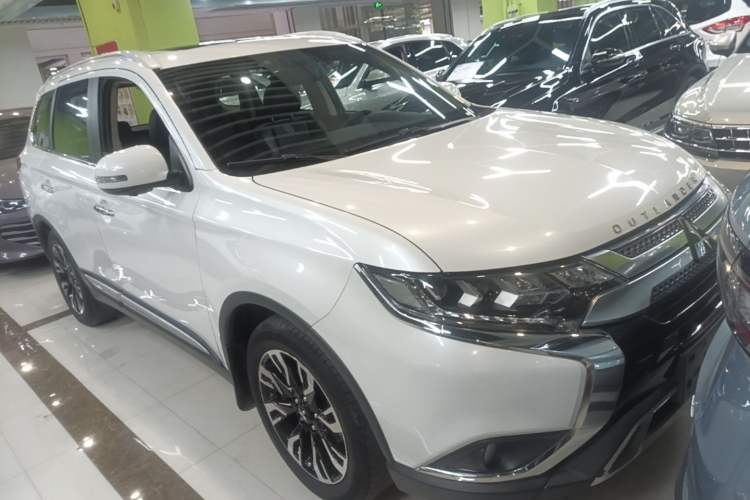Used Mitsubishi Outlander 2019 2.4L 4x4 Zhi Xiang Edition 7 Seats China VI Standard Front Right 45 Deg