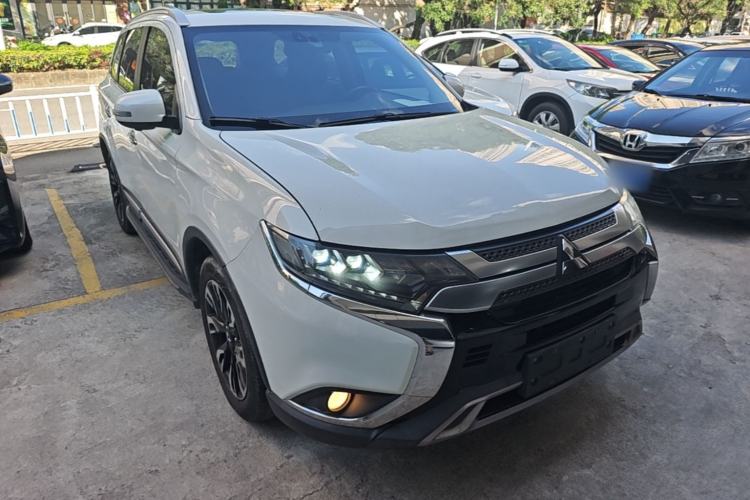 Used Mitsubishi Outlander 2019 2.4L 4x4 Zhi Xiang Edition 7 Seats China VI Standard Front Right 45 Deg