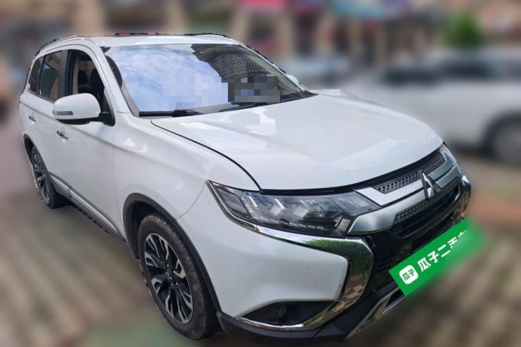 Used Mitsubishi Outlander 2019 2.4L Two-Wheel Drive ZhiXing Version 5 Seats China V Emission Standard Front Right 45 Deg