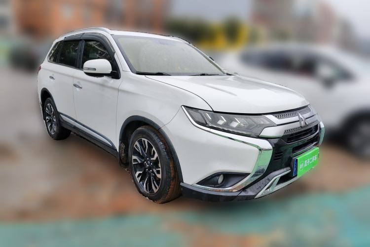 Used Mitsubishi Outlander 2019 2.4L Two-Wheel Drive ZhiXing Version 5 Seats China V Emission Standard Front Right 45 Deg