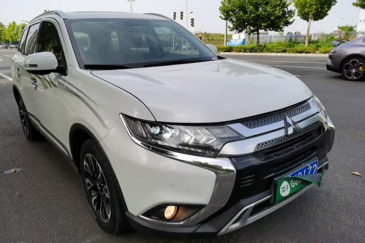 Used Mitsubishi Outlander 2019 2.4L 4x4 Zhi Xiang Edition 7 Seats China VI Standard Front Right 45 Deg