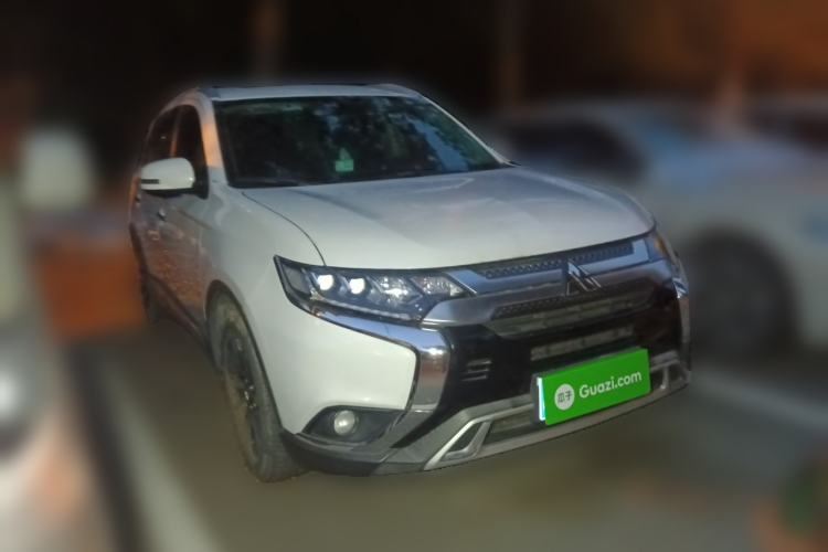 Used Mitsubishi Outlander 2019 2.4L 4x4 Zhi Xiang Edition 7 Seats China V Emission Standard Front Right 45 Deg