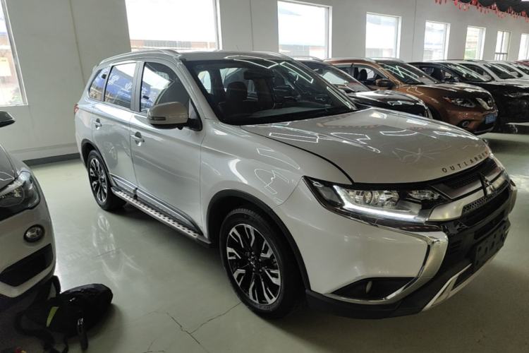 Used Mitsubishi Outlander 2019 2.0L Two-Wheel Drive Comfort Edition 7-Seater China VI Standard Front Right 45 Deg