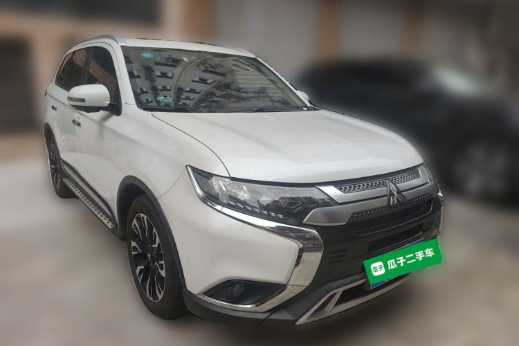 Used Mitsubishi Outlander 2019 2.4L 4x4 Zhi Xiang Edition 7 Seats China VI Standard Front Right 45 Deg