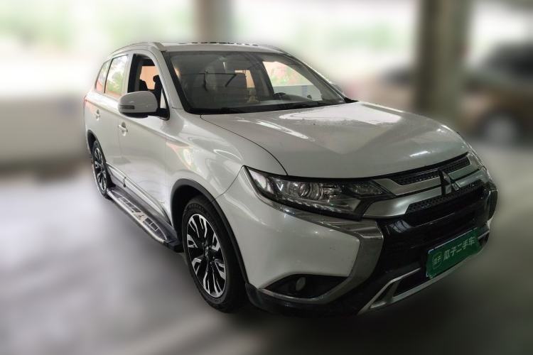 Used Mitsubishi Outlander 2019 2.0L Two-Wheel Drive Comfort Edition 5 Seats China VI Standard Front Right 45 Deg