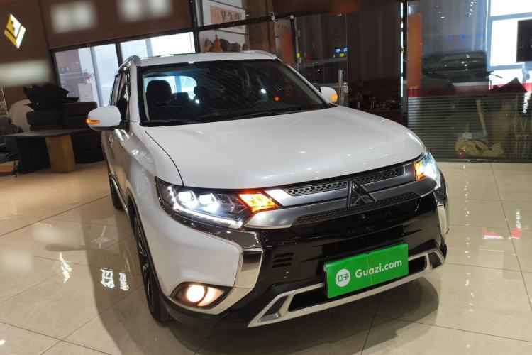 Used Mitsubishi Outlander 2019 2.4L 4x4 Zhi Xiang Edition 5 Seats China VI Standard Front Right 45 Deg