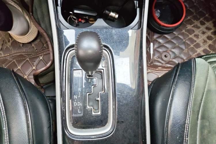 Used Mitsubishi Outlander 2019 2.0L Two-Wheel Drive Comfort Edition 7 Seats China V Emission Standard Gear Lever