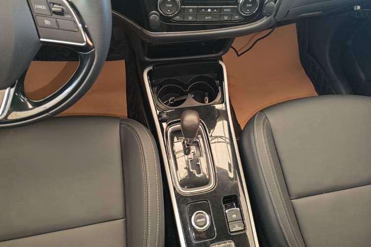 Used Mitsubishi Outlander 2019 2.4L 4x4 Zhi Xiang Edition 5 Seats China VI Standard Gear Lever