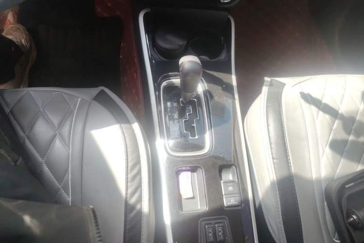 Used Mitsubishi Outlander 2019 2.0L Two-Wheel Drive Comfort Edition 5 Seats China VI Standard Gear Lever