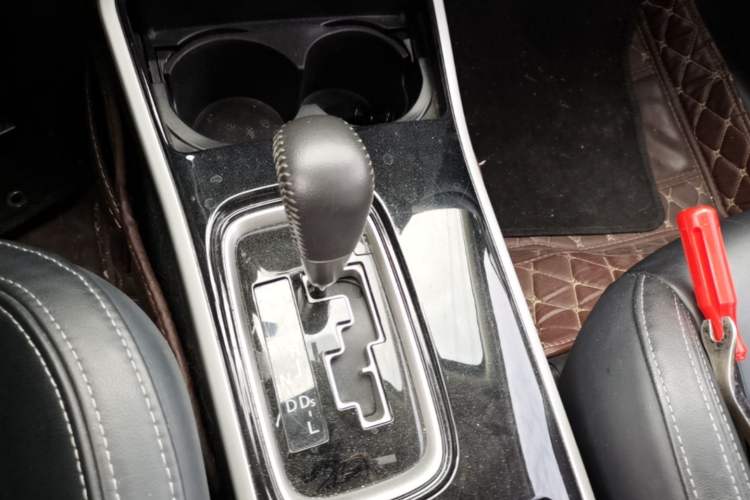 Used Mitsubishi Outlander 2019 2.0L Two-Wheel Drive Comfort Edition 5 Seats China VI Standard Gear Lever