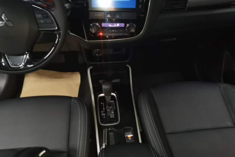 Used Mitsubishi Outlander 2019 2.0L Two-Wheel Drive Comfort Edition 5 Seats China VI Standard Gear Lever
