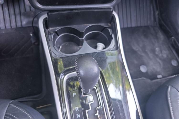 Used Mitsubishi Outlander 2019 2.4L 4x4 Zhi Xiang Edition 7 Seats China V Emission Standard Gear Lever