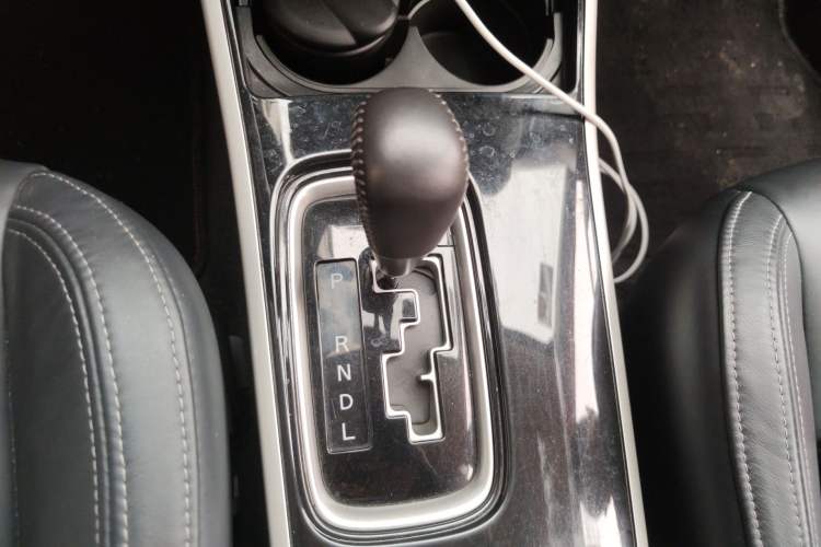 Used Mitsubishi Outlander 2019 2.4L 4x4 Zhi Xiang Edition 5 Seats China V Emission Standard Gear Lever