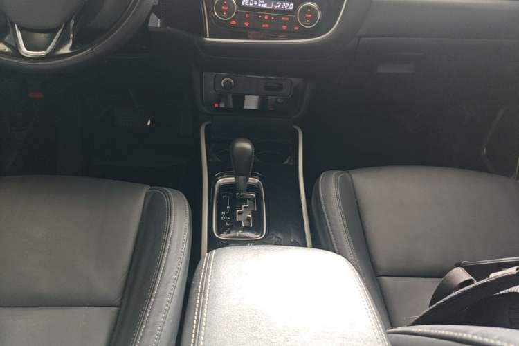 Used Mitsubishi Outlander 2019 2.0L Two-Wheel Drive Comfort Edition 5 Seats China V Standard Gear Lever