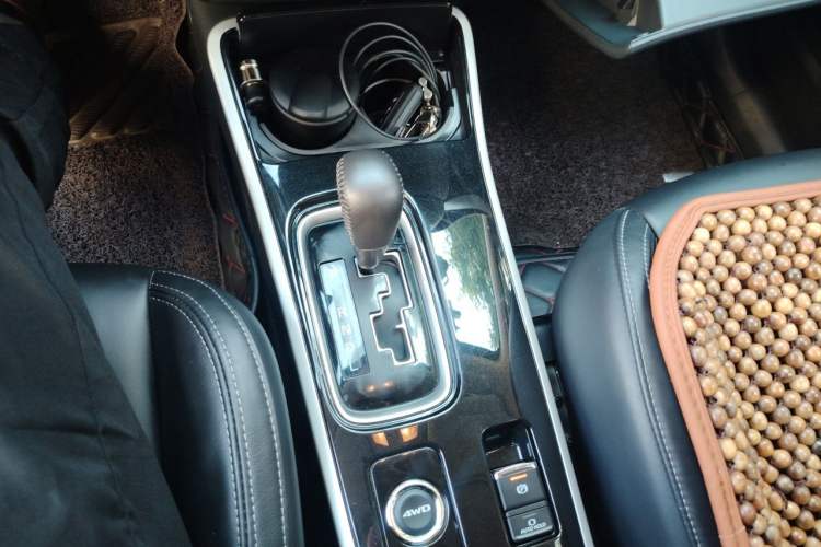 Used Mitsubishi Outlander 2019 2.4L 4x4 Zhi Xiang Edition 7 Seats China VI Standard Gear Lever