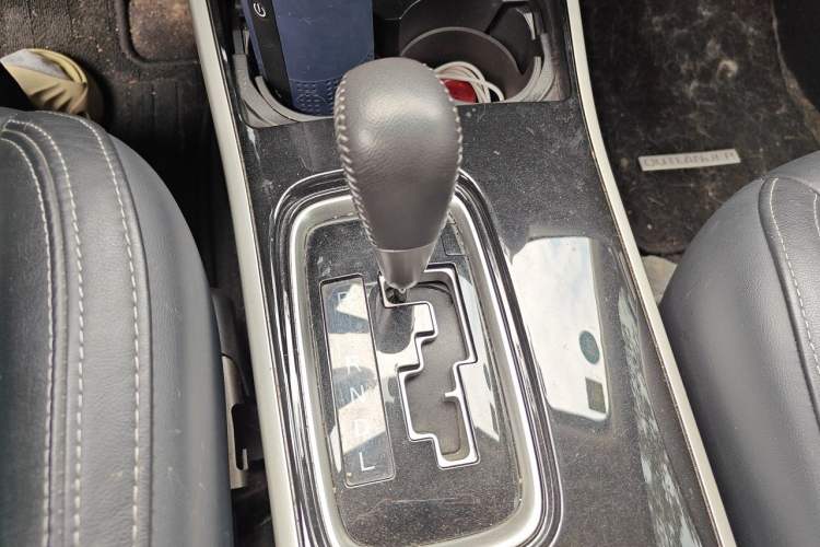 Used Mitsubishi Outlander 2019 2.4L Two-Wheel Drive ZhiXing Version 5 Seats China V Emission Standard Gear Lever
