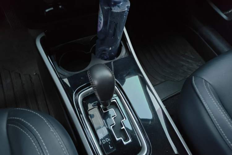 Used Mitsubishi Outlander 2019 2.0L Two-Wheel Drive Comfort Edition 7 Seats China V Emission Standard Gear Lever