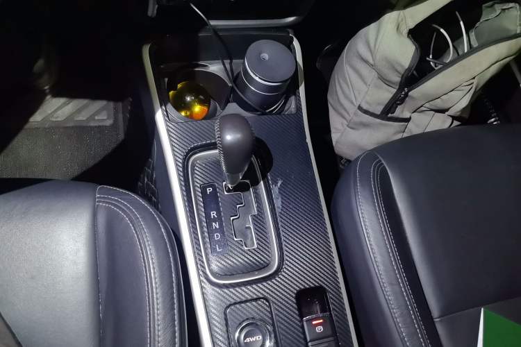Used Mitsubishi Outlander 2019 2.4L 4x4 Zhi Xiang Edition 5 Seats China V Emission Standard Gear Lever