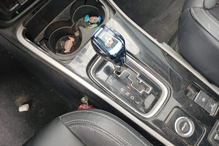 Used Mitsubishi Outlander 2019 2.4L 4x4 Zhi Xiang Edition 5 Seats China VI Standard Gear Lever