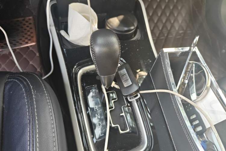 Used Mitsubishi Outlander 2019 2.4L 4x4 Zhi Xiang Edition 7 Seats China VI Standard Gear Lever