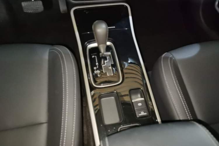 Used Mitsubishi Outlander 2019 2.0L Two-Wheel Drive Comfort Edition 7-Seater China VI Standard Gear Lever