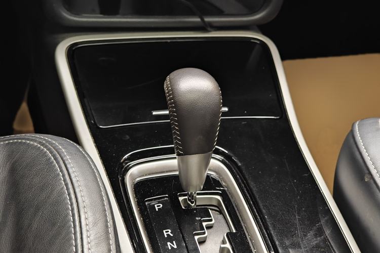 Used Mitsubishi Outlander 2019 2.4L 4x4 Zhi Xiang Edition 5 Seats China V Emission Standard Gear Lever