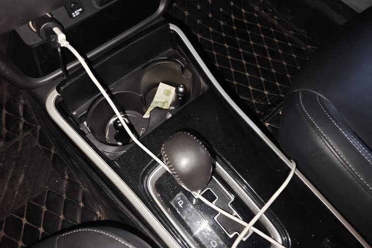 Used Mitsubishi Outlander 2019 2.4L 4x4 Zhi Xiang Edition 5 Seats China V Emission Standard Gear Lever