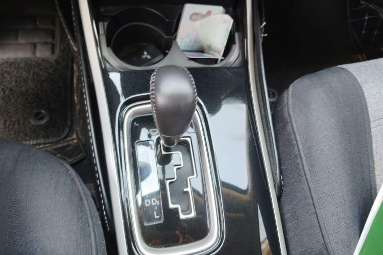 Used Mitsubishi Outlander 2019 2.0L Two-Wheel Drive Comfort Edition 5 Seats China VI Standard Gear Lever