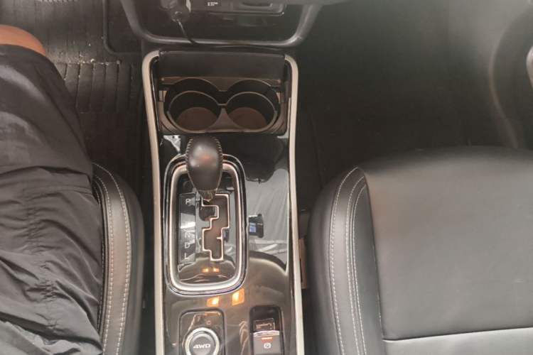 Used Mitsubishi Outlander 2019 2.4L 4x4 Zhi Xiang Edition 7 Seats China VI Standard Gear Lever