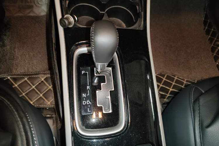 Used Mitsubishi Outlander 2019 2.0L Two-Wheel Drive Comfort Edition 5 Seats China VI Standard Gear Lever
