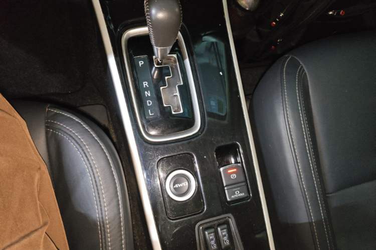 Used Mitsubishi Outlander 2019 2.4L 4x4 Zhi Xiang Edition 5 Seats China V Emission Standard Gear Lever