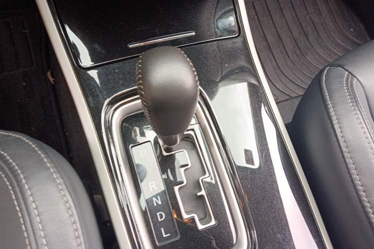 Used Mitsubishi Outlander 2019 2.4L 4x4 Zhi Xiang Edition 7 Seats China VI Standard Gear Lever