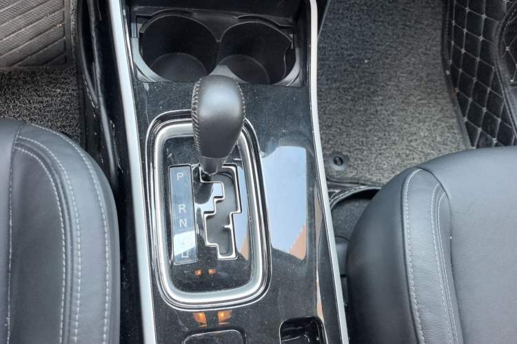 Used Mitsubishi Outlander 2019 2.4L 4x4 Zhi Xiang Edition 7 Seats China VI Standard Gear Lever