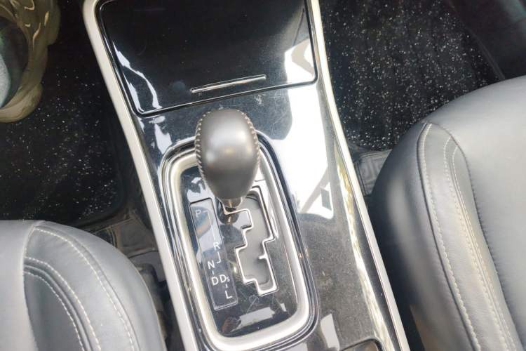 Used Mitsubishi Outlander 2019 2.0L Two-Wheel Drive Comfort Edition 5 Seats China VI Standard Gear Lever