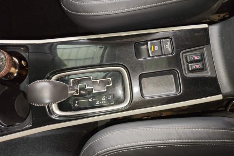 Used Mitsubishi Outlander 2019 2.0L Two-Wheel Drive Comfort Edition 5 Seats China V Standard Gear Lever